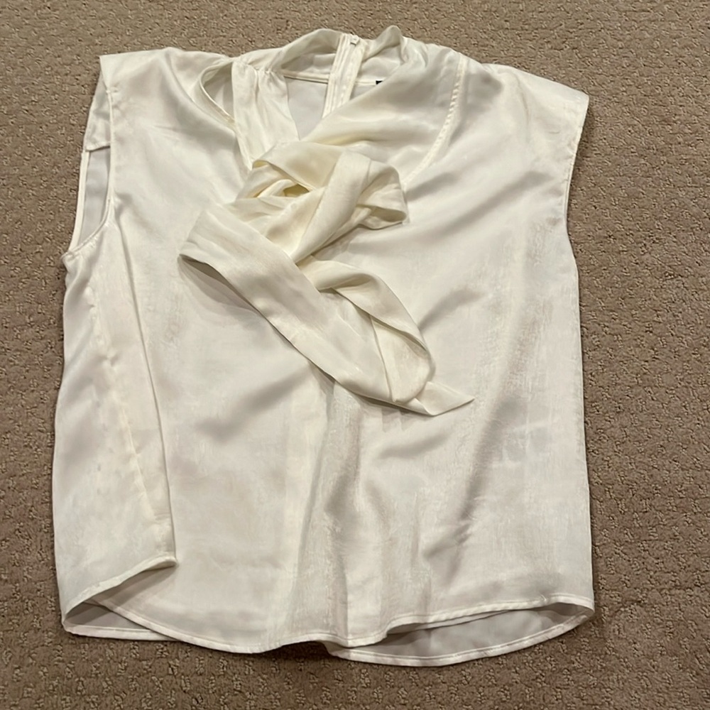 DKNY sleeveless V-neck with tie front. Lined.